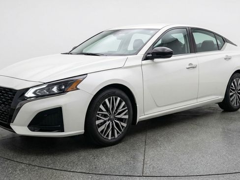 Used 2025 Nissan Altima 2.5 SV image 3