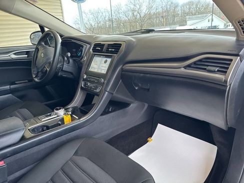 Used 2017 Ford Fusion SE w/ Fusion SE Technology Package FWD image 19