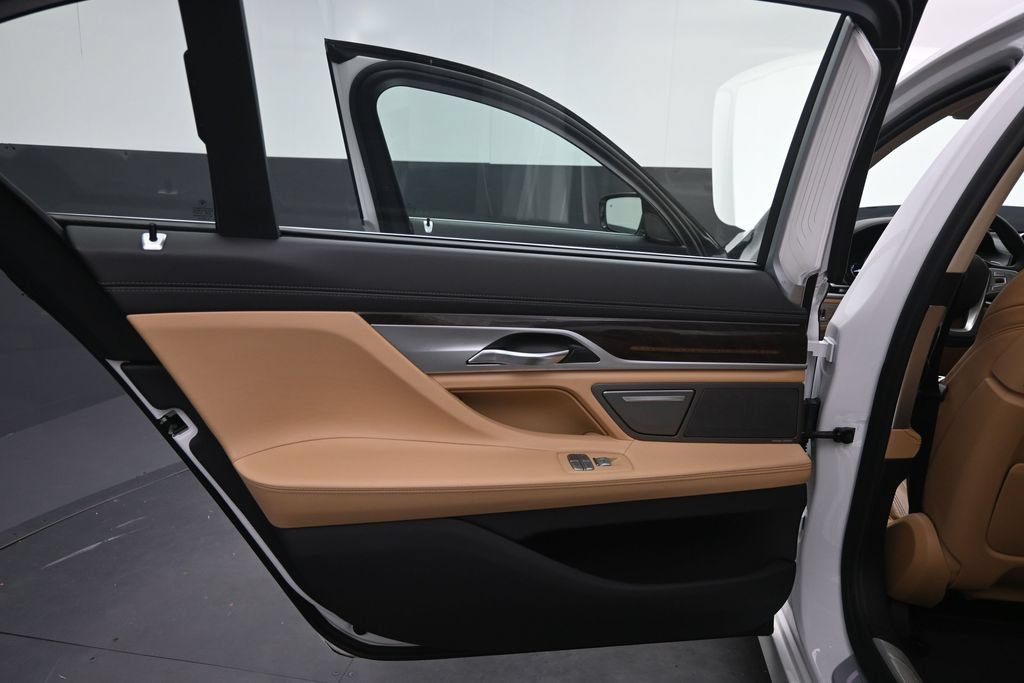 Used 2019 BMW 750i w/ Executive Package RWD image 28