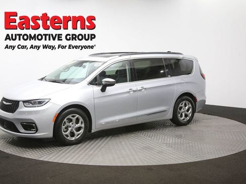Used 2023 Chrysler Pacifica Limited image 91