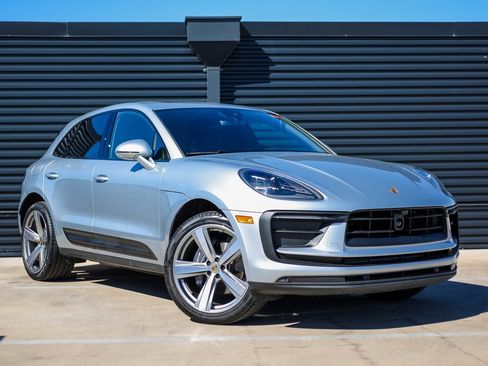 Certified 2025 Porsche Macan image 9