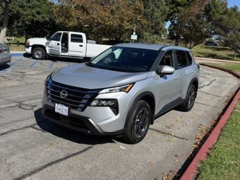 Used 2025 Nissan Rogue SV image 2