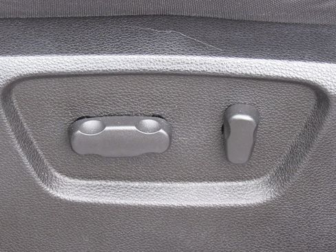 Used 2012 Chevrolet Captiva Sport LT FWD image 12