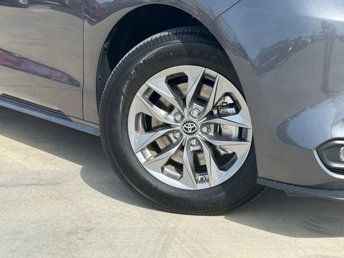 Used 2025 Toyota Sienna XLE image 2