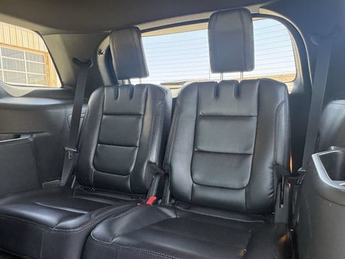 Used 2018 Ford Explorer XLT w/ Equipment Group 202A FWD image 24