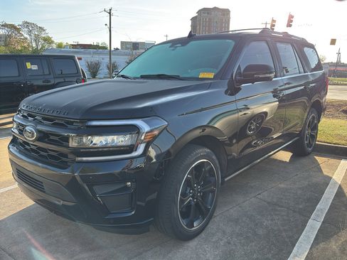 Used 2024 Ford Expedition Limited image 3