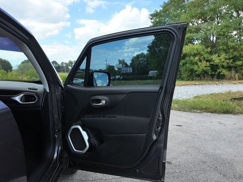 Used 2019 Jeep Renegade Sport image 28