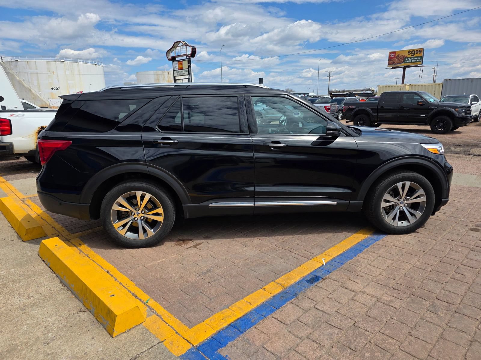 Used 2020 Ford Explorer Platinum w/ Premium Technology Package AWD/4WD image 4