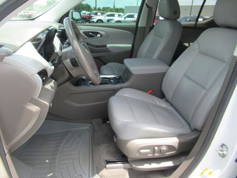 Used 2021 Chevrolet Traverse LT w/ LT Premium Package FWD image 19
