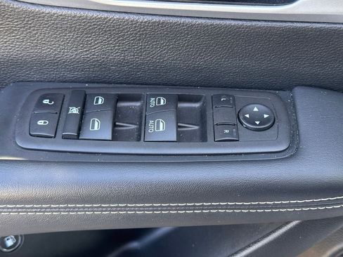 Used 2024 Chrysler Pacifica Select image 25