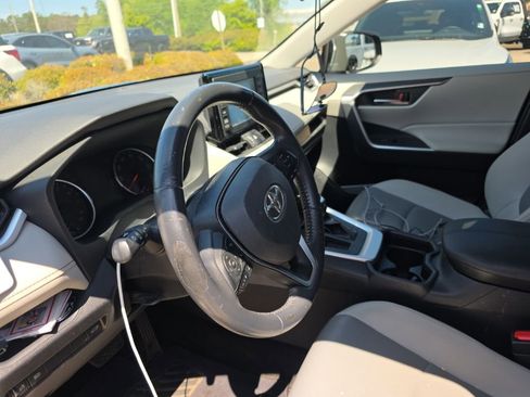 Used 2019 Toyota RAV4 XLE Premium image 13