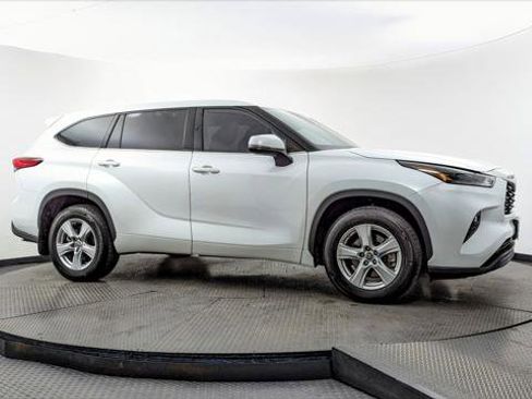 Used 2022 Toyota Highlander LE image 11