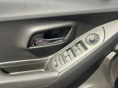 Used 2018 Chevrolet Trax LS FWD image 11