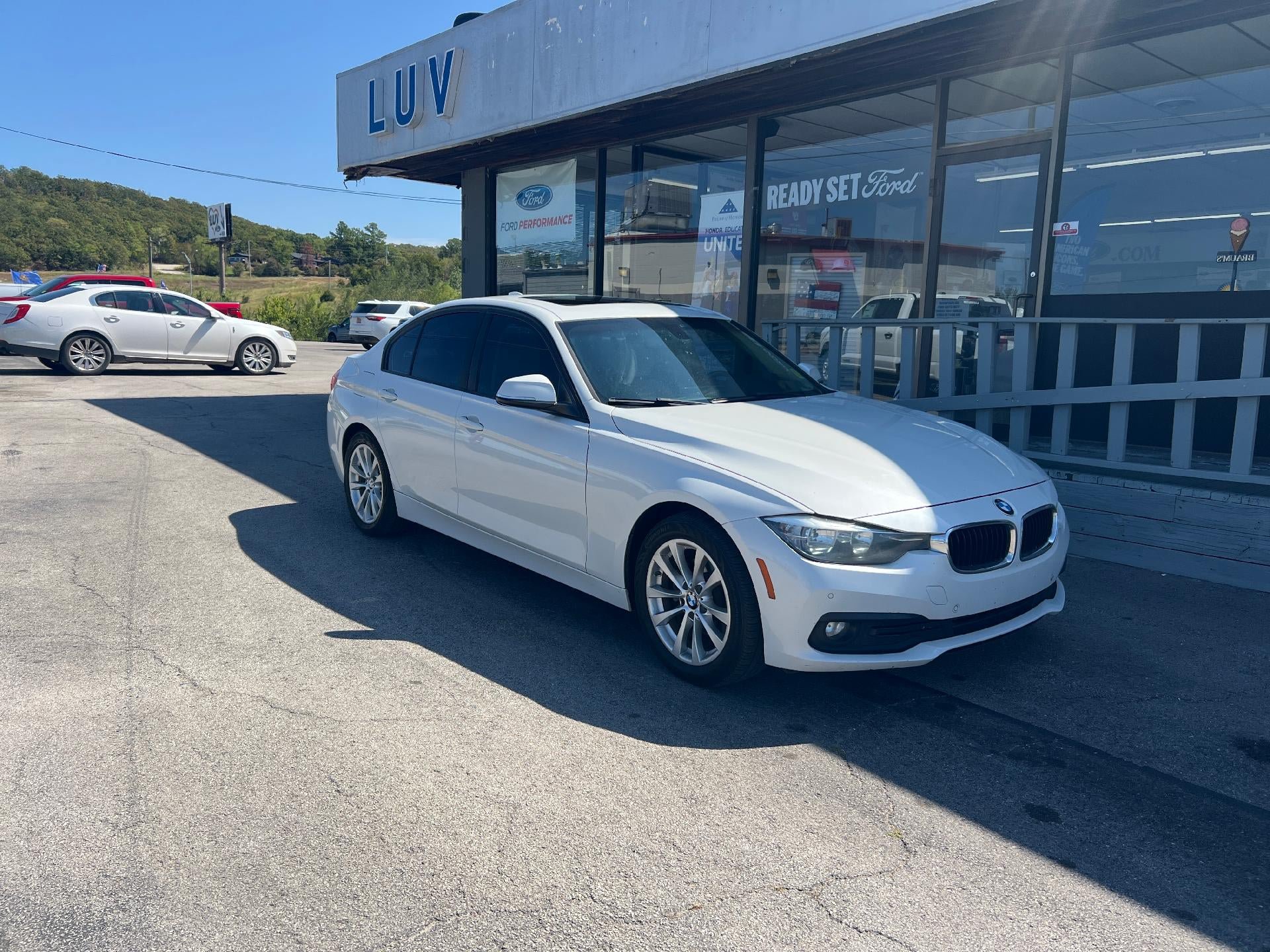 Used 2017 BMW 320i Sedan RWD image 1