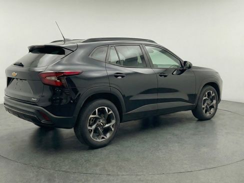 Used 2025 Chevrolet Trax LT FWD image 9