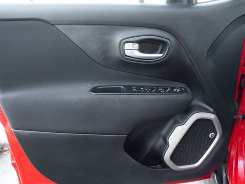 Used 2016 Jeep Renegade Latitude w/ Safety & Security Group image 18