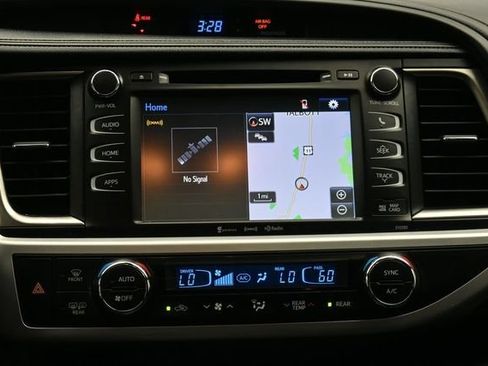Used 2019 Toyota Highlander SE w/ Nightshade Edition FWD image 24