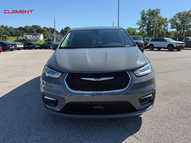 Used 2023 Chrysler Pacifica Touring-L FWD image 9