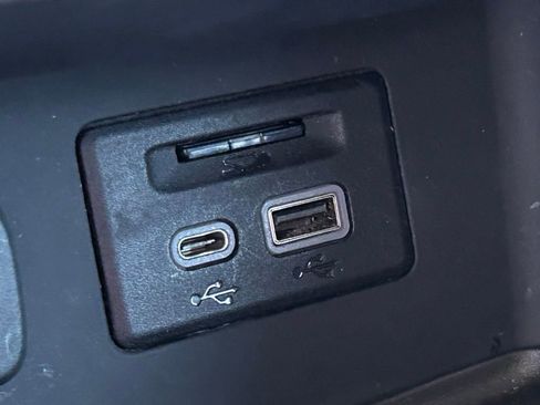 Used 2023 GMC Acadia SLT image 32