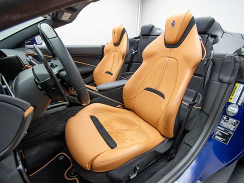 Used 2025 Ferrari Roma Spider RWD image 21