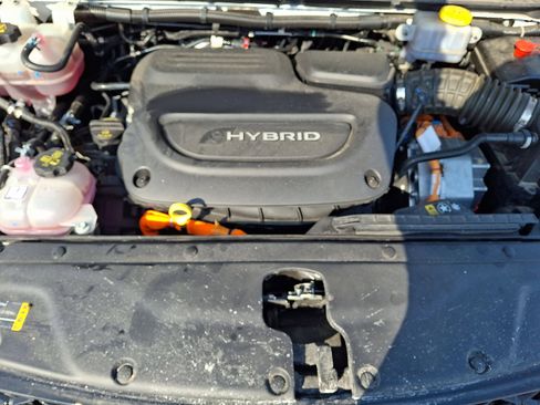 Used 2023 Chrysler Pacifica Touring-L image 28