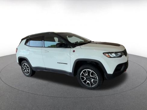 Used 2025 Jeep Compass Trailhawk AWD/4WD image 2