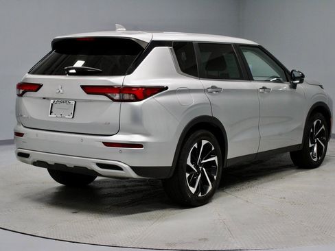 Used 2022 Mitsubishi Outlander SE image 12