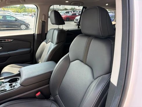 Used 2025 Honda Pilot Touring image 10