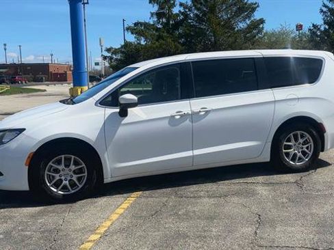 Used 2022 Chrysler Voyager LX image 5