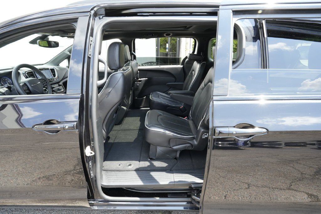 Used 2025 Chrysler Pacifica Limited FWD image 25