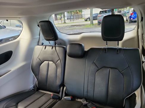 Used 2023 Chrysler Pacifica Limited FWD image 15