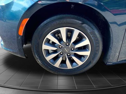 Used 2022 Chrysler Pacifica Limited w/ Uconnect Theater Family Group FWD image 14