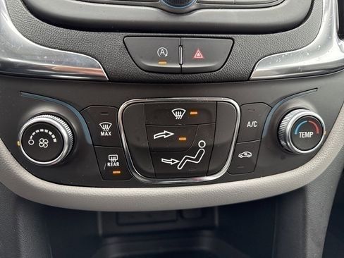 Used 2022 Chevrolet Equinox LS image 11