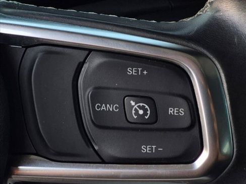 Used 2018 Jeep Wrangler Unlimited Sahara AWD/4WD image 17