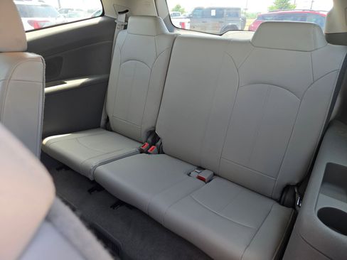 Used 2017 Chevrolet Traverse LT FWD image 18