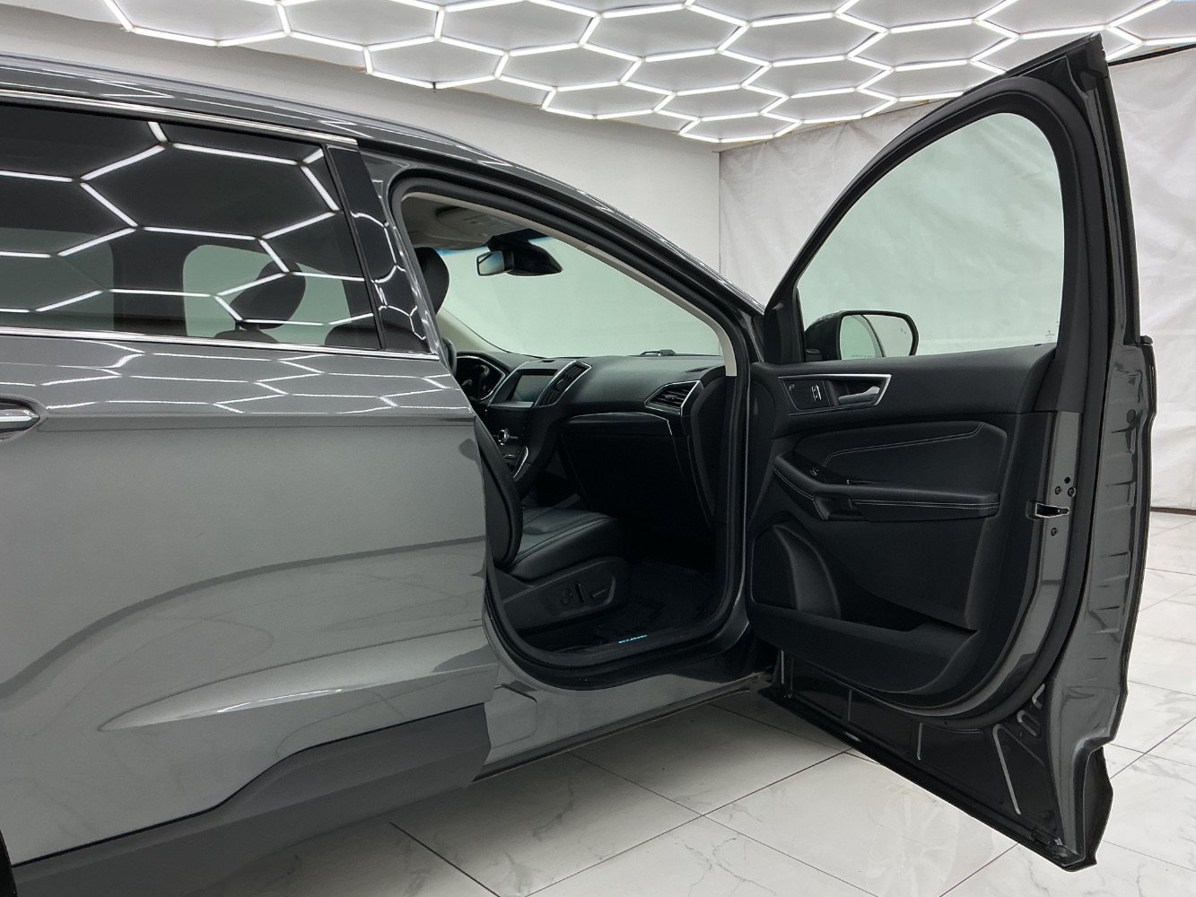 Used 2020 Ford Edge Titanium FWD image 17