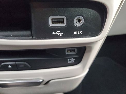 Used 2020 Chrysler Pacifica Touring-L Plus w/ Tire & Wheel Group image 20