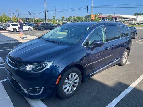 Used 2018 Chrysler Pacifica Touring-L w/ Advanced Safetytec Group FWD image 2