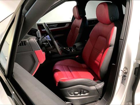 Used 2025 Porsche Cayenne S image 8