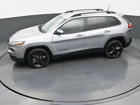 Used 2018 Jeep Cherokee Latitude w/ Altitude Package FWD image 35
