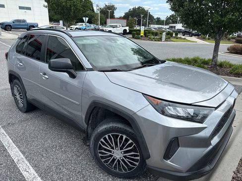 Used 2020 Toyota RAV4 LE FWD image 4