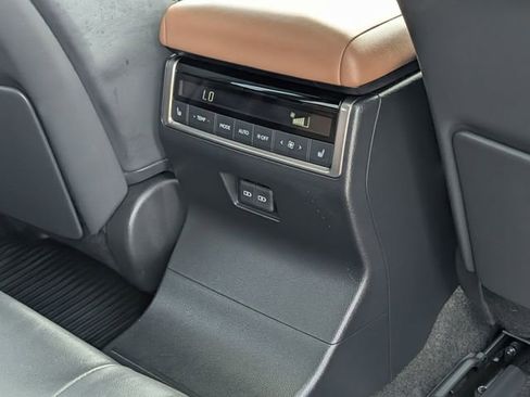 Used 2025 Lexus GX 550 w/ Accessory Package (2T) AWD/4WD image 35