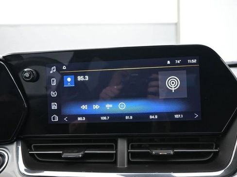 Used 2025 Chevrolet Trax LT w/ LT Convenience Package image 17