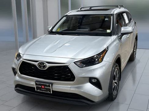 Used 2022 Toyota Highlander XLE AWD/4WD image 1