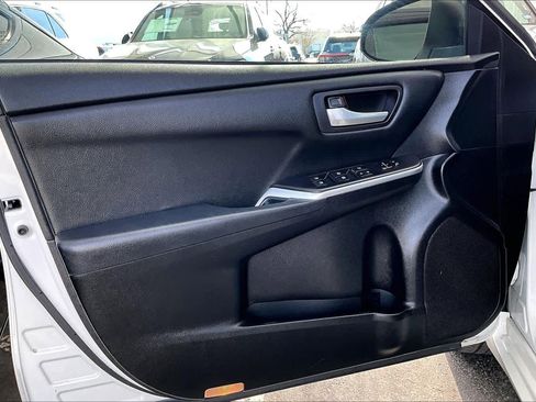 Used 2015 Toyota Camry SE w/ Moonroof Package image 22