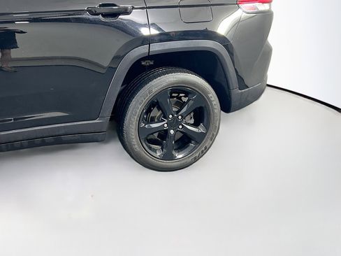 Used 2023 Jeep Grand Cherokee Altitude image 30