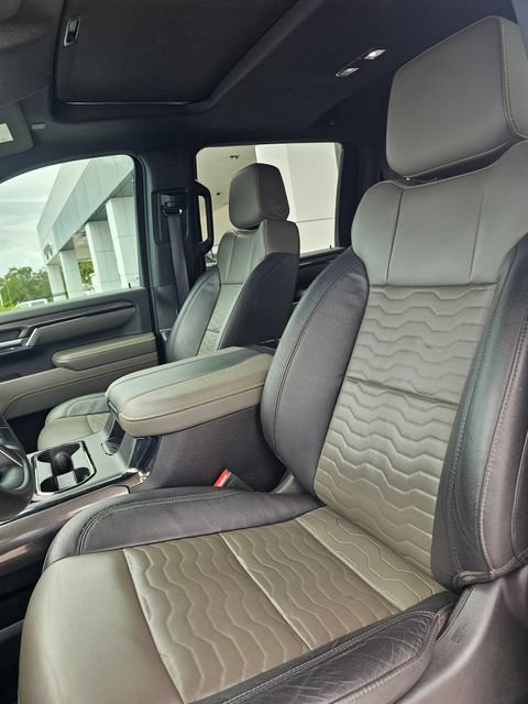 Used 2024 Chevrolet Silverado 2500 ZR2 w/ Technology Package AWD/4WD image 17