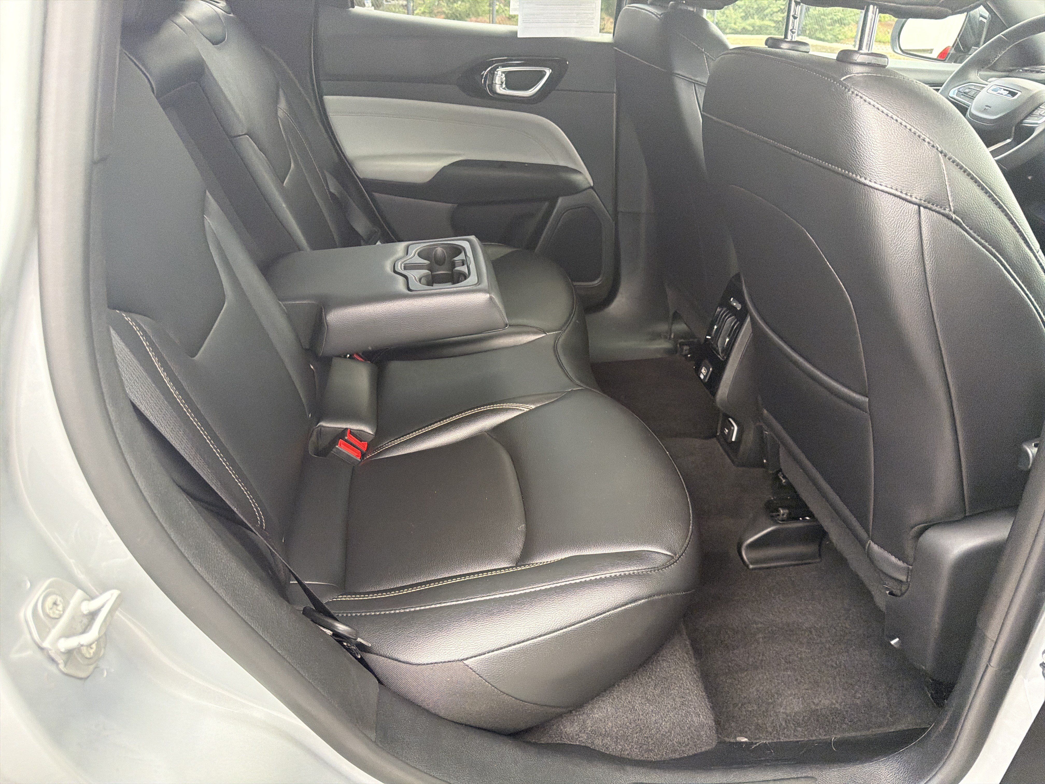 Used 2026 Jeep Compass Limited AWD/4WD image 18