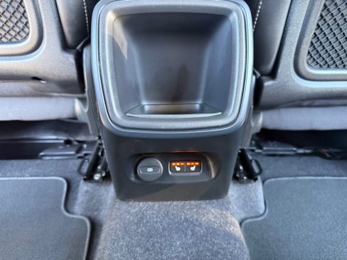 Used 2022 Volvo XC40 T5 Momentum image 32