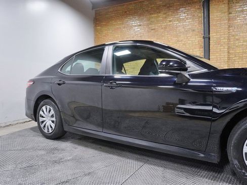 Used 2018 Toyota Camry LE image 9